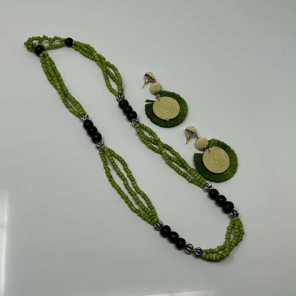 Vintage Green Acrylic and Black Wood Beads Jewelry 9 in. Necklace Earrings Set - Picture 9 of 14